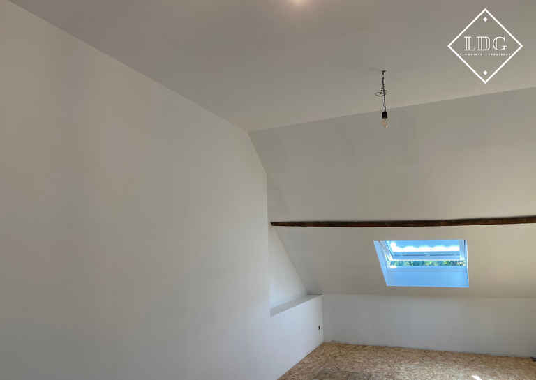 Réalisation d'un plafond : structure, enduisage et peinture 