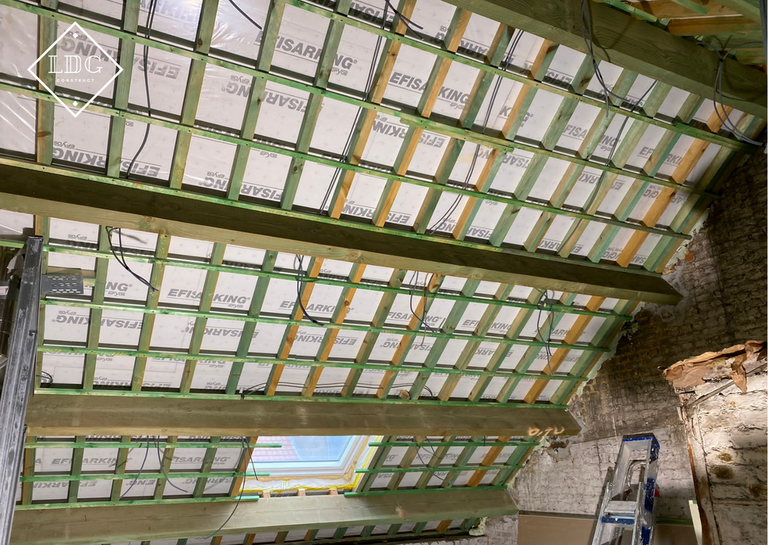 Réalisation d'un plafond : structure, enduisage et peinture 