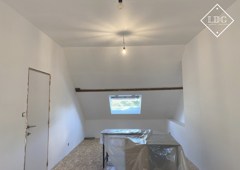 Réalisation d'un plafond : structure, enduisage et peinture 