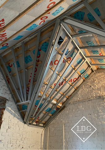 Réalisation d'un plafond : structure, enduisage et peinture 