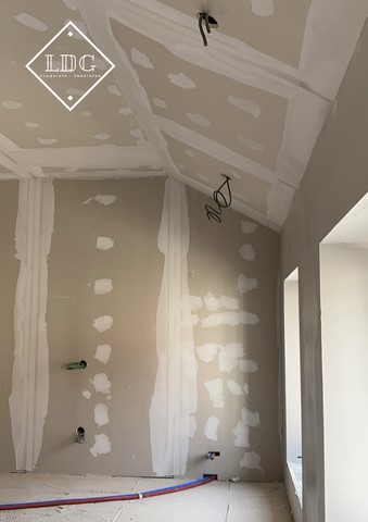 Réalisation d'un plafond : structure, enduisage et peinture 