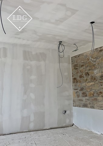 Réalisation d'un plafond : structure, enduisage et peinture 