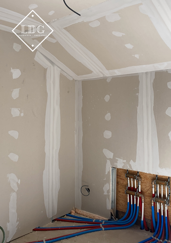 Réalisation d'un plafond : structure, enduisage et peinture 