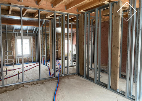 Réalisation d'un plafond : structure, enduisage et peinture 