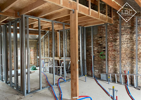 Réalisation d'un plafond : structure, enduisage et peinture 