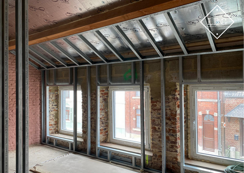 Réalisation d'un plafond : structure, enduisage et peinture 