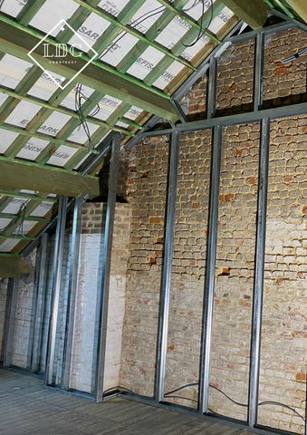 Réalisation d'un plafond : structure, enduisage et peinture 